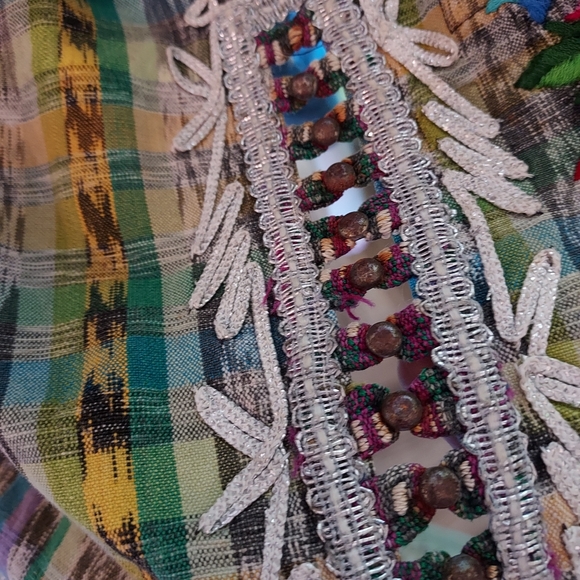 Ladies Designer Apron with Embroidered Detail: Scallop Edging: Zip Pockets. - Picture 9 of 16